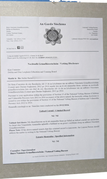 Garda National Vetting Bureau — Vetting-Bescheinigung (sauber; persönliche Daten geschwärzt)